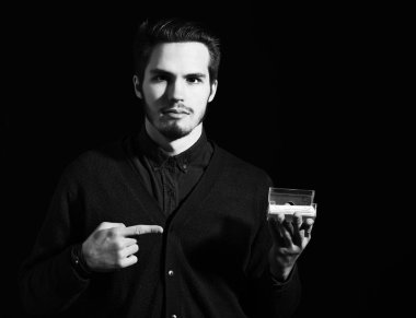 Gerçekten yakışıklı sakallı bir adam.