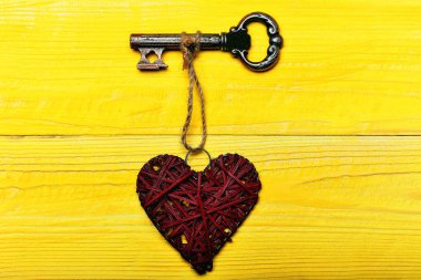 Sevgililer kalp ile metalik anahtar