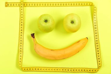 Olgun meyve ve çerçeve yapılmış gülümseme ile karşı karşıya