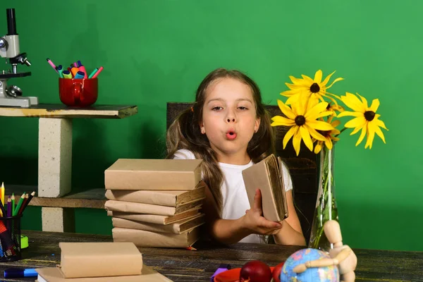 Trabalho de casa e conceito de tempo de estudo. Menina senta-se em sua mesa — Fotografia de Stock