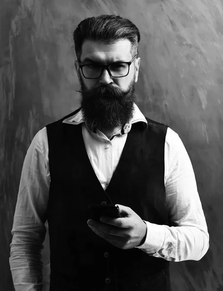 Uomo barbuto, brutale hipster caucasico con i baffi negli occhiali — Foto Stock