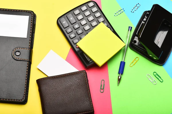Outils de bureau et portefeuille isolés sur fond coloré, top vi — Photo