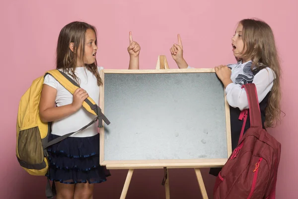 Kinder mit großen Schultaschen, Kopierraum — Stockfoto