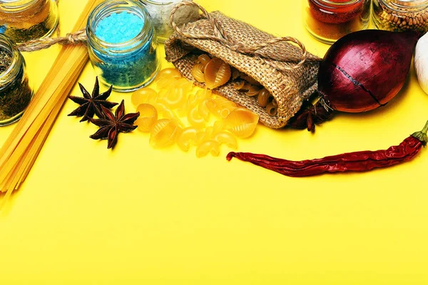 Het koken van pasta met spice, chilipeper, knoflook, ui en badian — Stockfoto