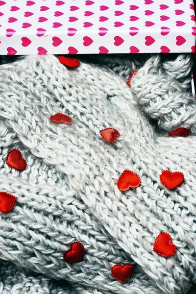 Червоні валентинки серце, нинішня коробка і в'язаний шарф — стокове фото