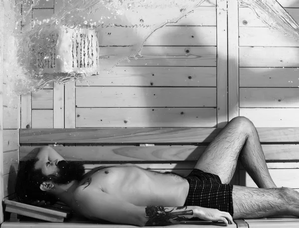 Schöner Mann entspannt sich in der Sauna — Stockfoto