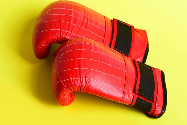 Pareja de manoplas rojas para el boxeo tailandés aisladas en amarillo —  Fotos de Stock