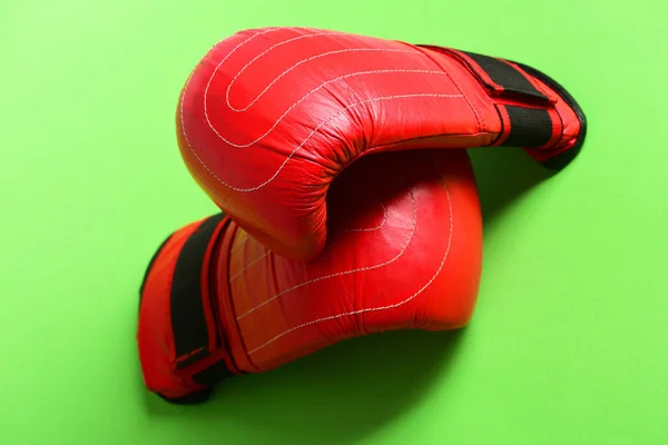 Par de ropa deportiva de boxeo de cuero. Guantes de boxeo en rojo —  Fotos de Stock