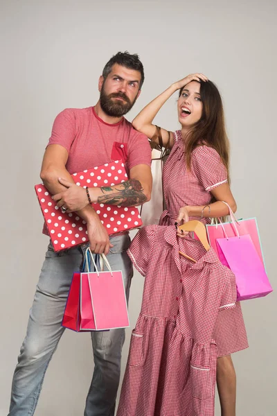Compras y concepto de moda. Pareja sosteniendo bolsas de compras —  Fotos de Stock