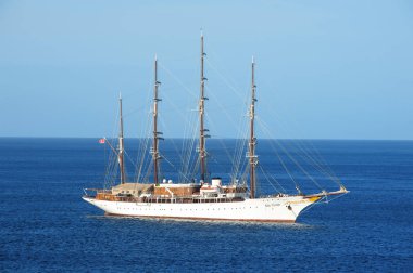 Yat veya kuyruk cruise gemi denizde veya Cozumel okyanusta yelken
