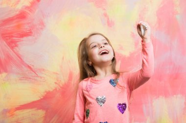 Mutlu kız el ile beyaz gözlük gülümseyen