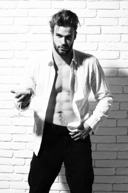 Yakışıklı, sakallı, maço, seksi adam.