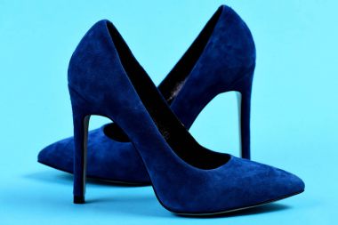 Alışveriş kavram olarak mavi arka plan üzerinde zarif mavi ayakkabılar