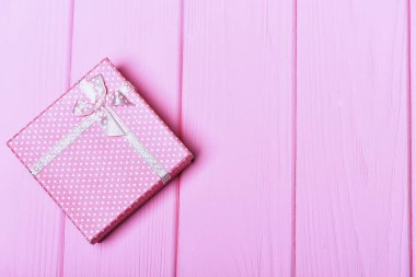pembe ahşap arka plan üzerinde mevcut kutusu