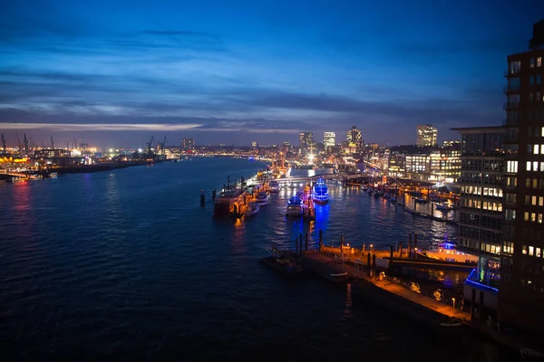 Zeehaven met schepen en kranen in Hamburg, Duitsland — Stockfoto