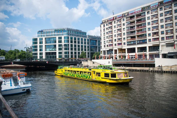 Nehir su şehirde turist ile sarı tekne