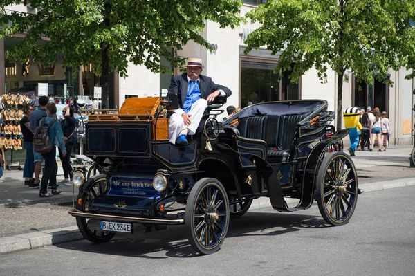 Man sitting in vintage car parked in city street road — Stock Photo, Image