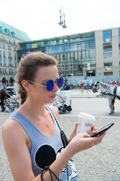 Mädchen benutzt Smartphone an der Stadtstraße — Stockfoto