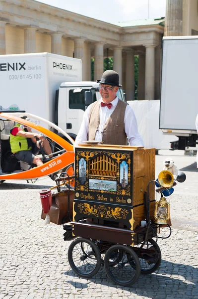 Orgelschleifer, Mann, mit Spieluhr in der Stadt — Stockfoto