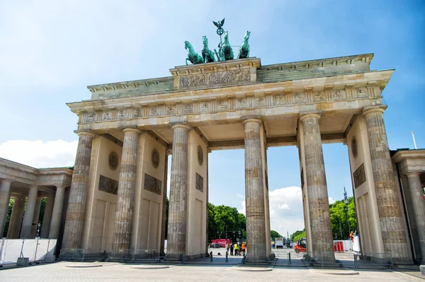 Brandenburg gate monument i staden solig dag — Stockfoto