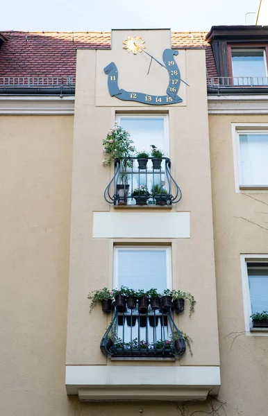 Fachada de edificio con ventanas, balcones y decoración en Berlín — Foto de Stock