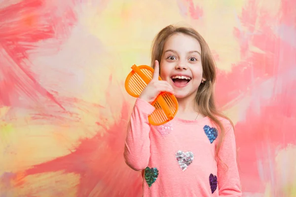 Щаслива дівчина має ідею на барвистій абстрактній стіні — стокове фото