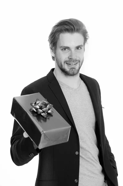 Hombre guapo feliz con caja de regalo azul — Foto de Stock