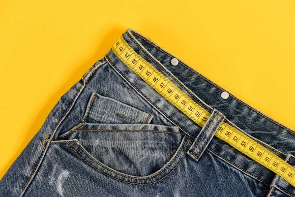 Kemer döngüler ve cep ölçü bandı ile yakın çekim