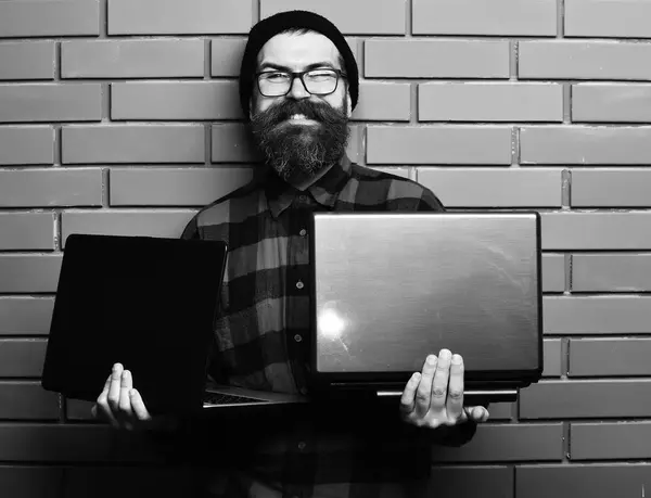 Barbudo brutal caucasiano hipster segurando laptops — Fotografia de Stock