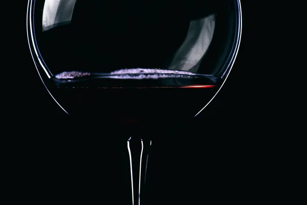 Copa de vino con vino sobre fondo negro — Foto de Stock