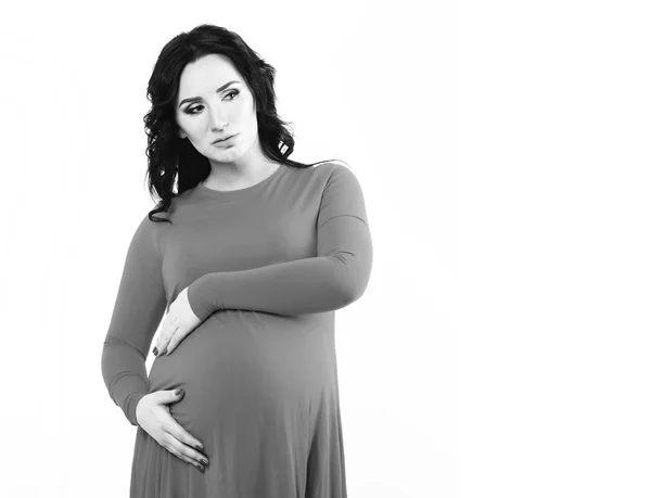 Ganske søt, gravid kvinne som stryker seg på magen – stockfoto
