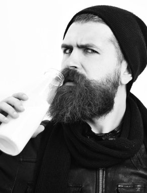 Sakallı, beyaz tenli hippi elinde cam süt kavanozu tutuyordu.