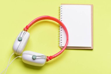 Kulaklık boş defter ile beyaz ve kırmızı renkte