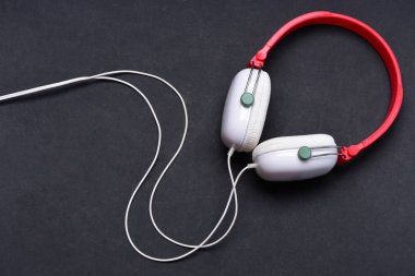 Siyah arka plan üzerine modern ve şık kulaklıklar