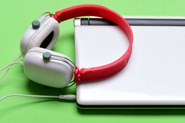 Açık yeşil arka planı üzerinde izole her ülkede verilmektedir. Ses kayıt fikir