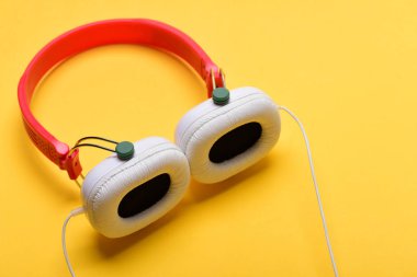 Uzun telli beyaz ve kırmızı kulaklıklar.