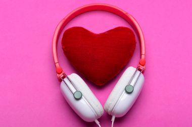 Müzik aksesuarları ve Sevgililer günü kavramı. Kulaklıklar beyaz, kırmızı