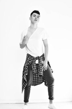 Beyaz arka plan üzerinde izole şık ciddi yakışıklı genç