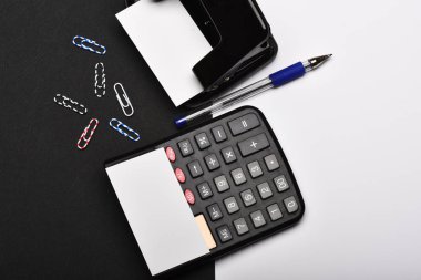 Siyah ve beyaz arka plan üzerinde izole office araçları