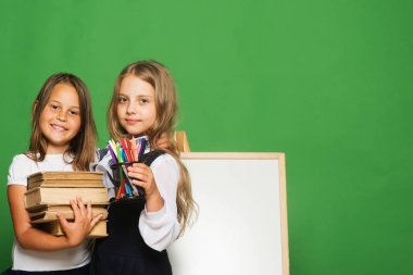 Gülümseyen yüzler ile kız öğrenciler hug. Kızlar okul üniformalı