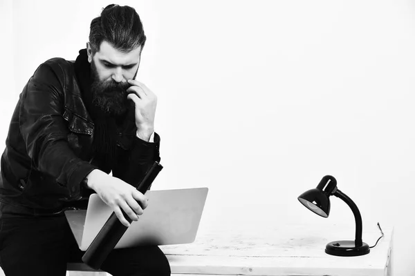 Barbu brutal caucasien hipster assis sur table avec ordinateur portable — Photo