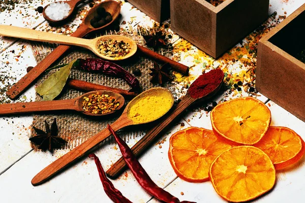 Ensemble de diverses épices aromatiques — Photo