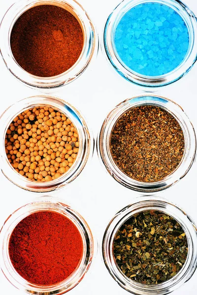 kavanozların üzerinde beyaz izole içinde farklı renkli baharat