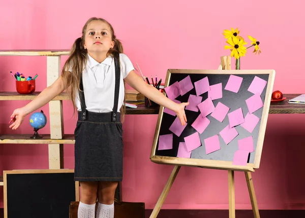 Şaşkın yüz ve sınıfta jestleri ile kız öğrenci