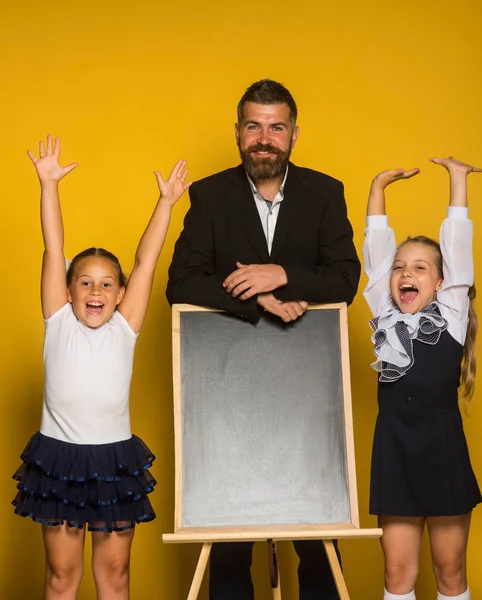 Sakal ve yüz standları okul ile gülümseyen adam