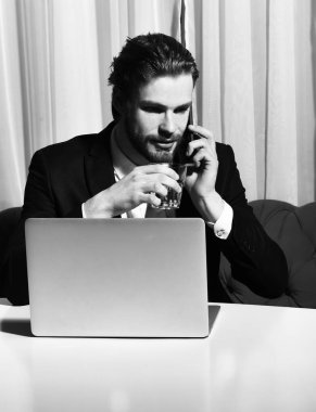 sakallı adam, cam viski eserlerin lapto tutan işadamı