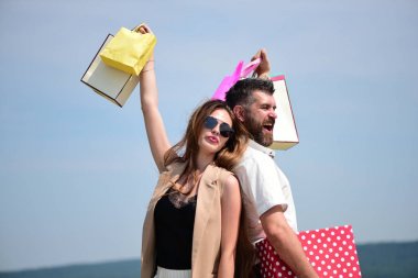 Seksi kız ve adam mutlu yüzler ile alışveriş yapmak