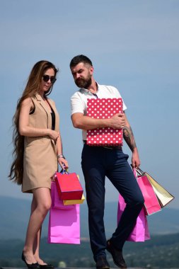 Alışveriş ve ilişki kavramı. Seksi kız ve adam