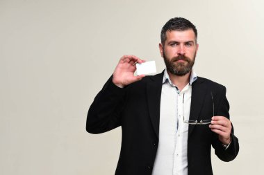 Adam memnun yüz ve açık gri izole gözlük ile