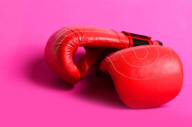Pink izole sulu kırmızı renkli deri Boks eldiveni